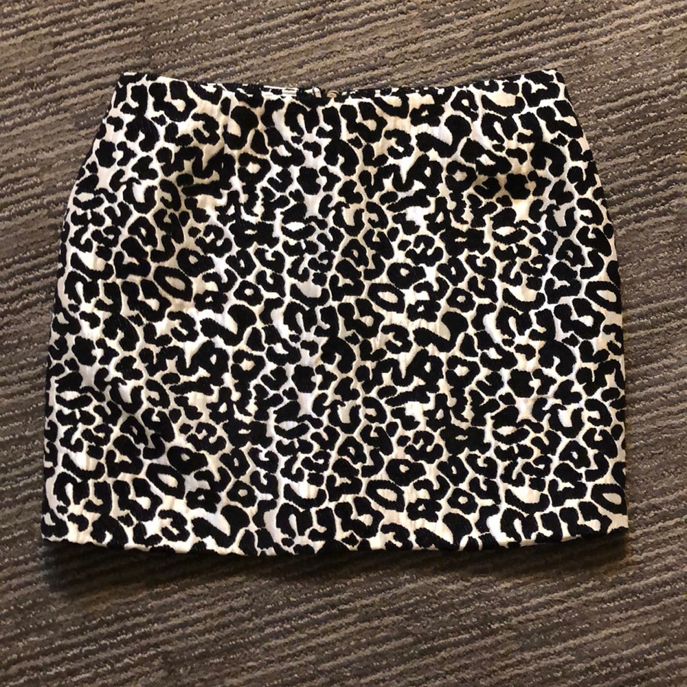 Leopard print skirt w back zip... shiny & textured